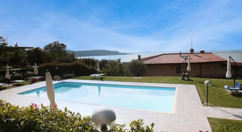 Panorama lake view, pool & garden, 2 bathrooms, kingsize & single-beds, fast Internet - Image 1
