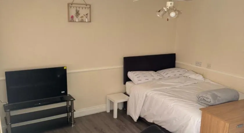 Fully en-suite with kitchen - Image 1