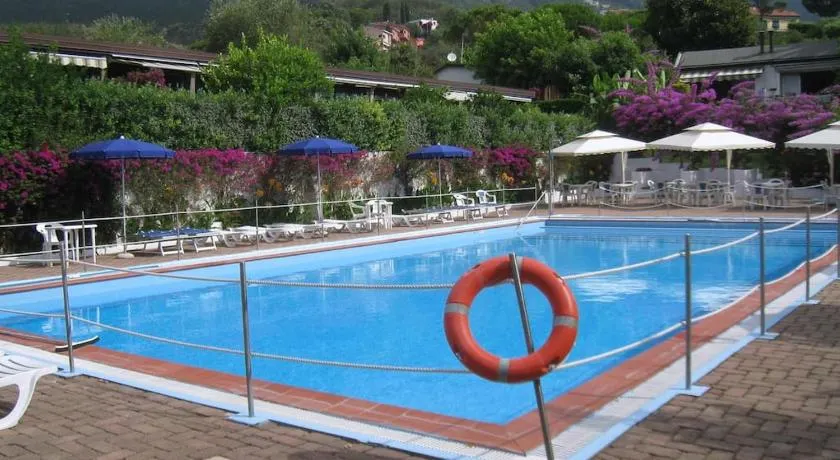 villetta bifamiliare Cherie con parco e piscina - Image 1