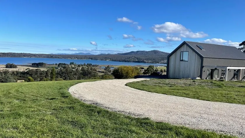 The Barn - Georges Bay, St Helens - Image 1