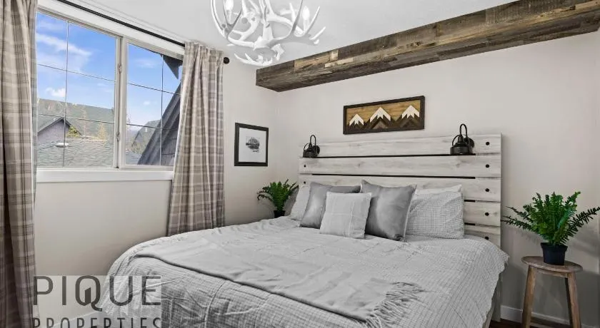 Mystic Mountain Chalet, Heated Outdoor Pool & Hot Tub, Free Parking, Fast Wifi! - Image 1