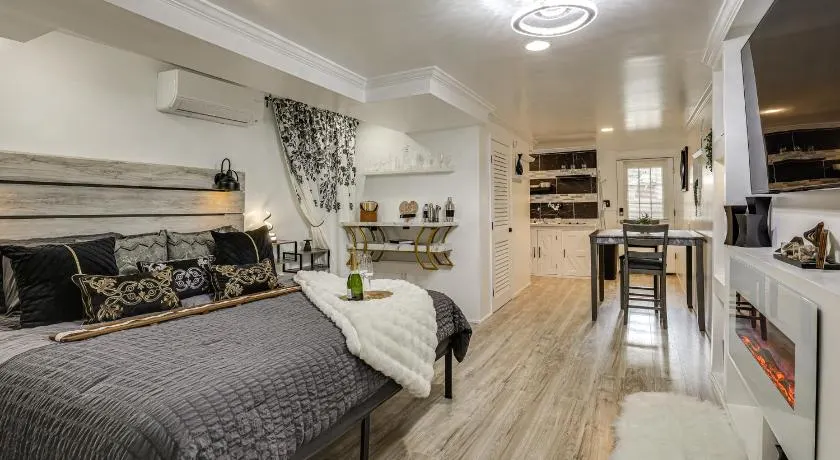 Oasis Hideaway Apt w/ Rainforest Shower! - Image 1
