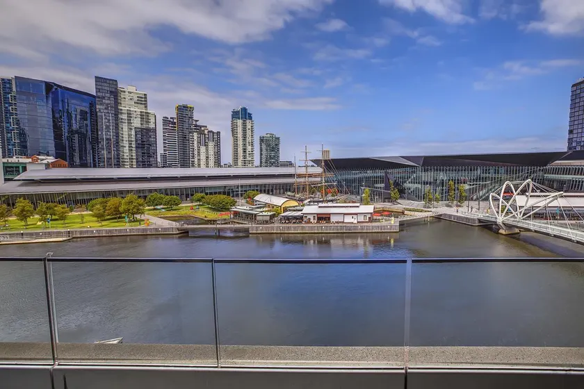 Chic Docklands Stay Panoramic River City Views - Image 1