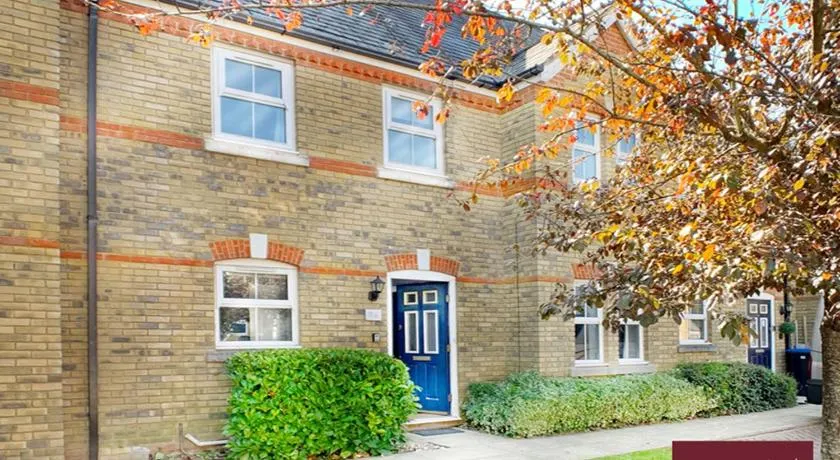 Woking - 2 Bedroom House - Parking - Image 1