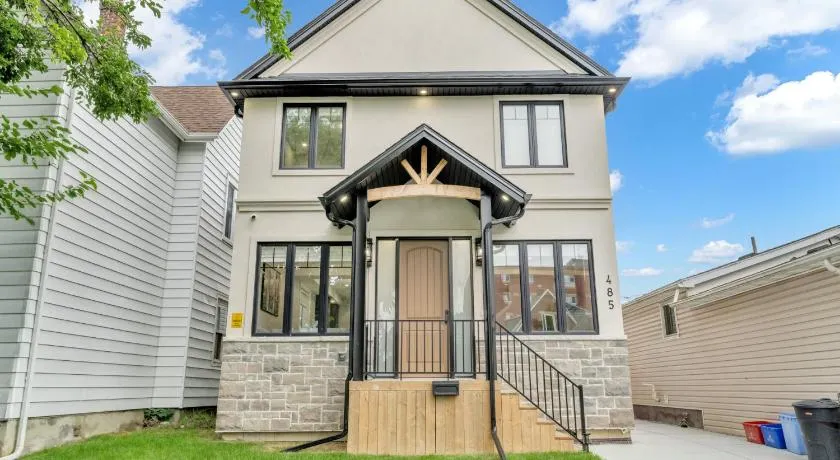 Stylish 2-Bedroom Apartment In Downtown Windsor - Image 1