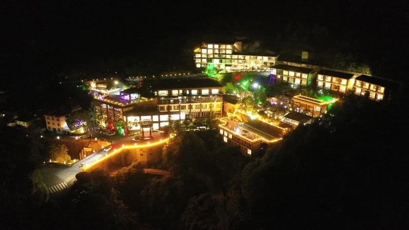 Yulongshan Dong Spring Resort - Image 1
