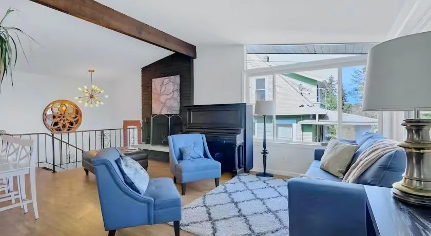 Rainier Beach 6BR and 3BA Spacious Lake View Home, 15min FIFA World Cup Ready, Fireplaces & Nearby Amenities - Image 1