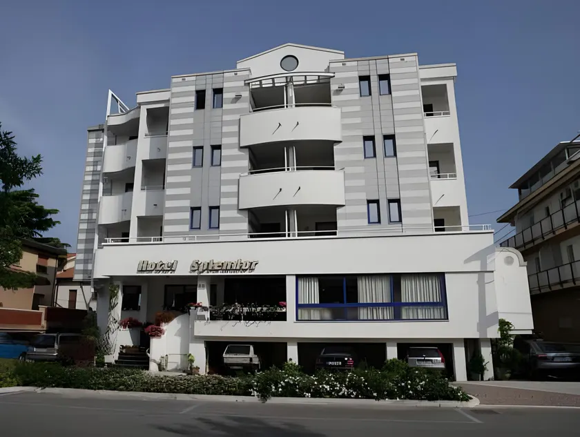Hotel Splendor - Image 1