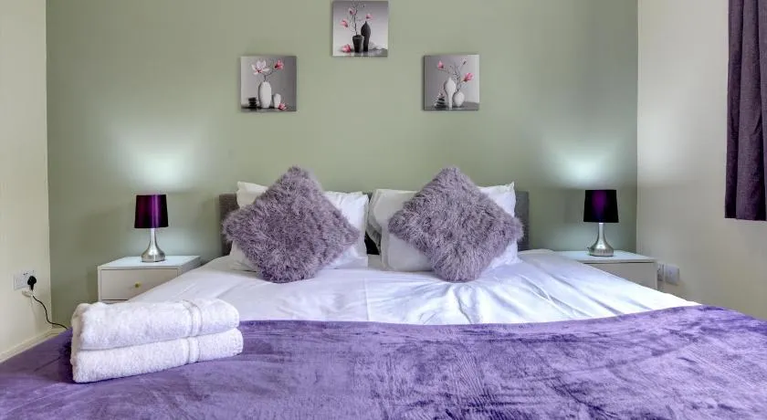 Modern Comfort, 2BR, Ensuite, Parking - Image 1
