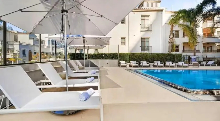 Central Los Angeles Gem I Spacious 2BR 2BA I Spa Parking - Image 1