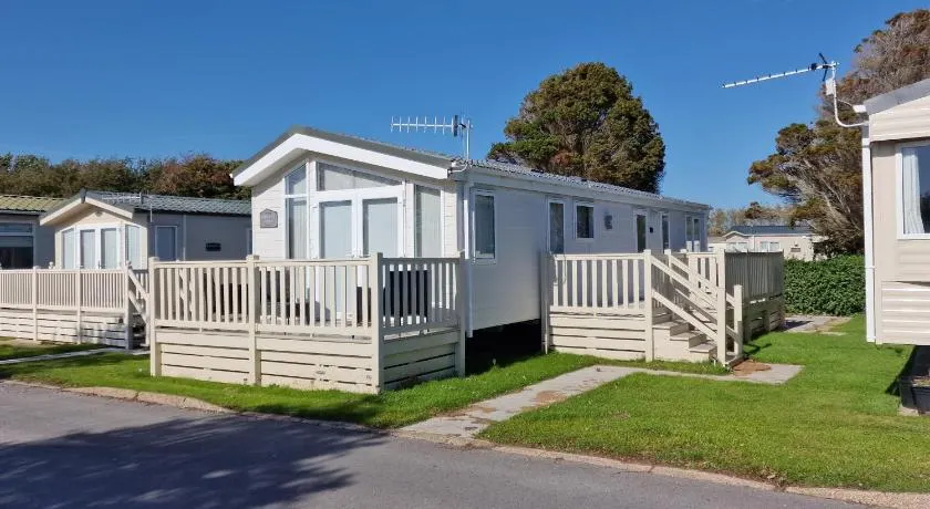 Rainbow lodge, Green Lawns, Selsey - Image 1
