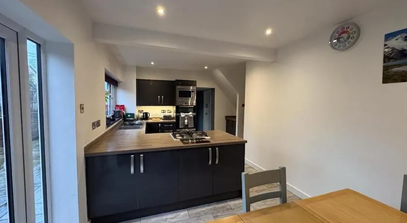 Entire 3 bedroom holiday home - Image 1