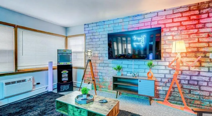 90s Condo| King Bed | 65” Smart TV | Arcade Game - Image 1