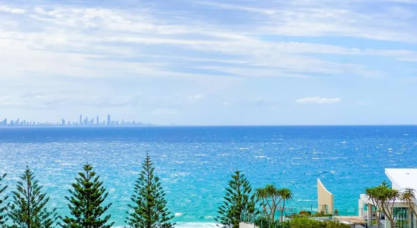 Rainbow Commodore Coolangatta - Image 1