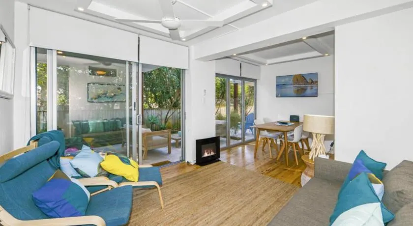 Nirvana Court 3 - Beachfront Location - Image 1