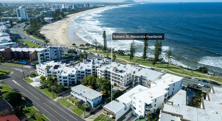 Alex Beachside Pet Friendly 2 Bed Apartment - Image 1
