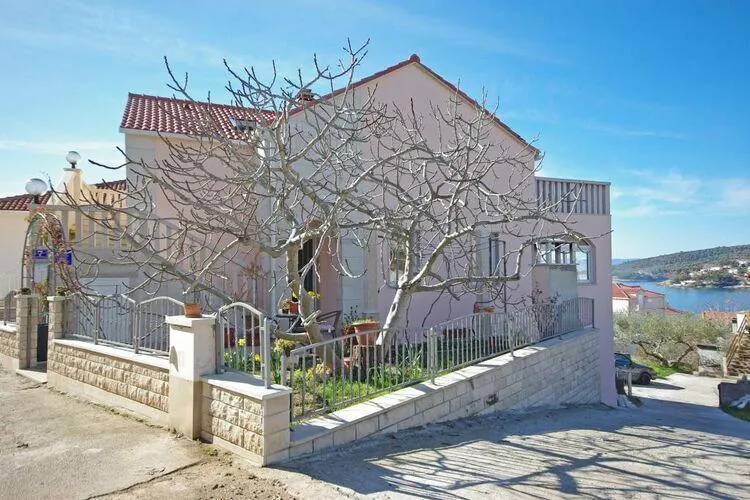 Apartments Villa Rose - Economy Studio with Sea View and shared  Terrace A3 crveni - Image 1