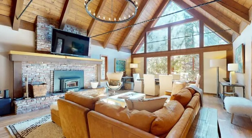 Beautiful home near the lake & slopes with private hot tub pool table & WiFi - Image 1