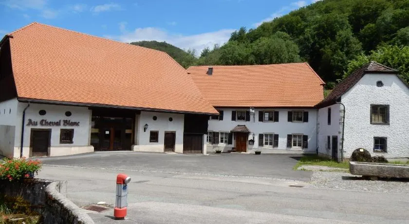 Au Cheval Blanc - Image 1