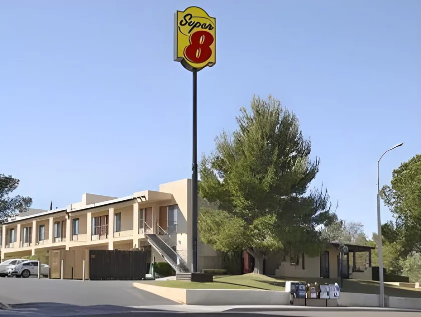 Super 8 by Wyndham Barstow - Image 1