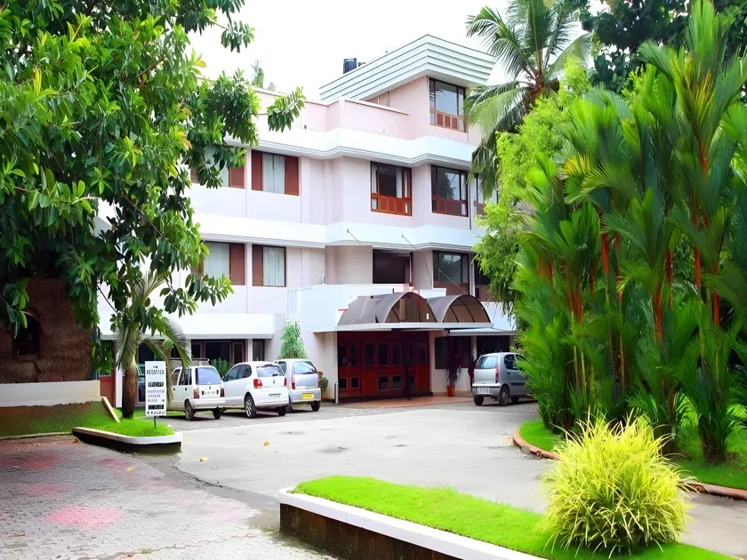 Hotel Highway Garden - Image 1
