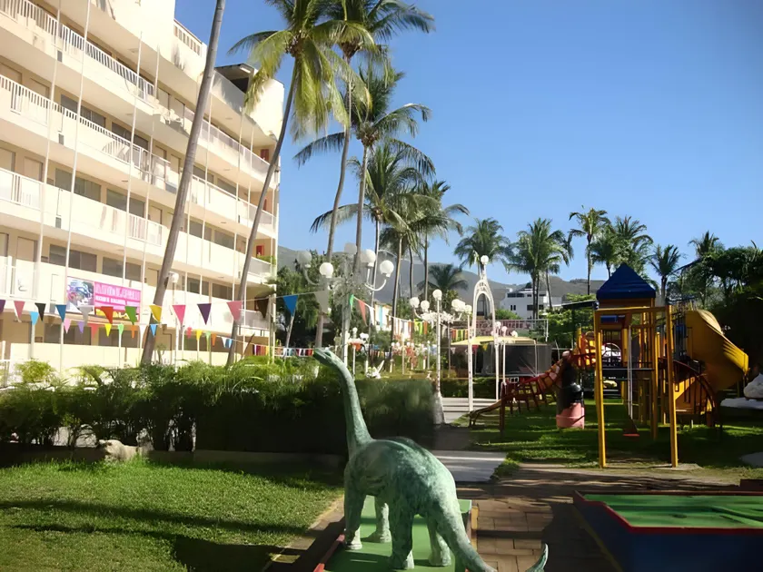 Sands Acapulco Hotel & Bungalows - Image 1