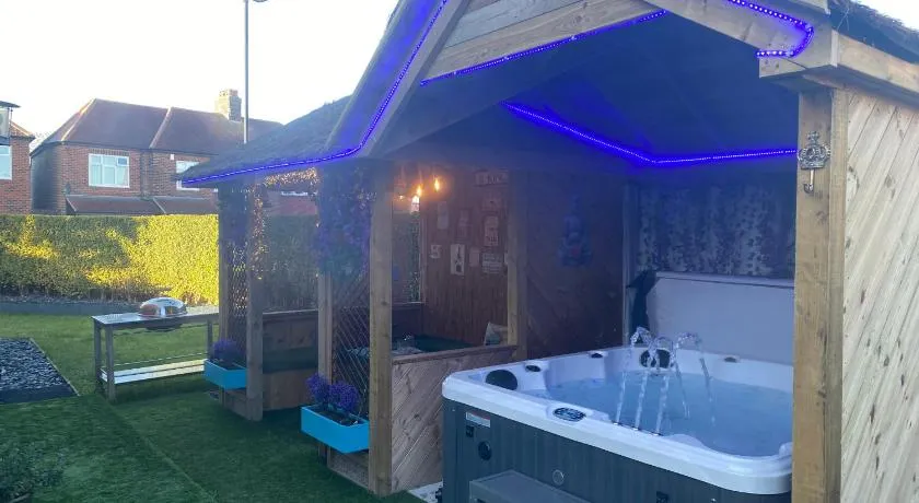 6 Bed-Sleeps 12-Hot Tub-Free Parking-Pet Friendly - Image 1