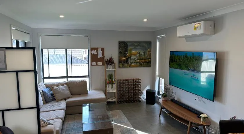 Delightful Austral Stay with AC and built-in wardrobe - Image 1