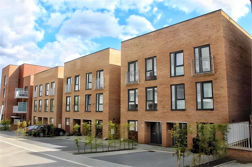 4 Bedroom 3 Bathroom House • Sleeps 8 • City Centre • Driveway Parking • Fast Wifi • Yoko Property - Image 1