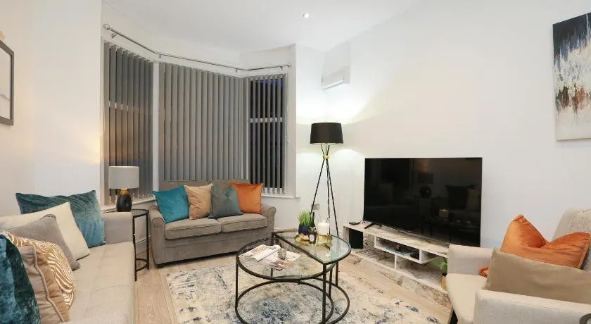 Leicester Serviced Accomodation, Sleeps 8 - Image 1