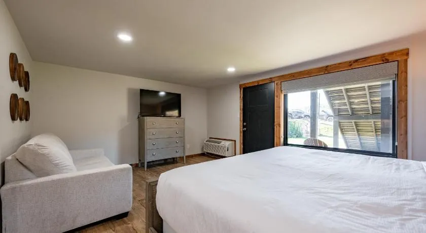 Cove Creek Lodge 103 Poolside Executive King Suite - Image 1