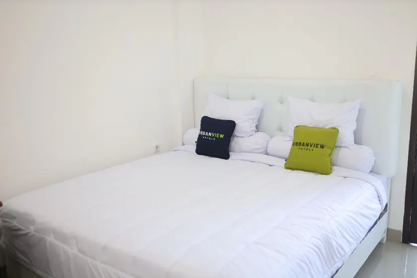 Urbanview Hotel Eropa Maros near Sultan Hasanuddin Airport by RedDoorz - Image 1
