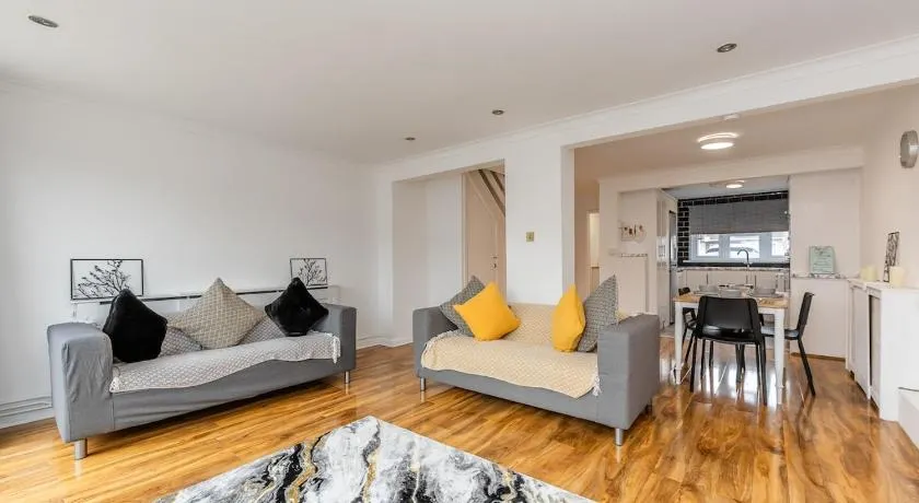 Vibrant 3BR house in Tilbury, Garden & Driveway - Image 1