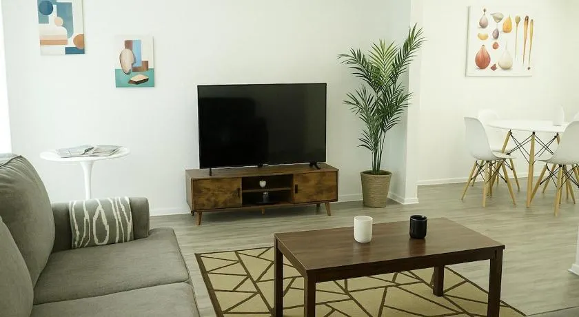 Spacious 2BR Townhouse - 3 Queens - Sleeps 8 - Image 1
