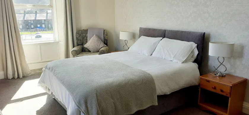 Queens Rooms - Image 1