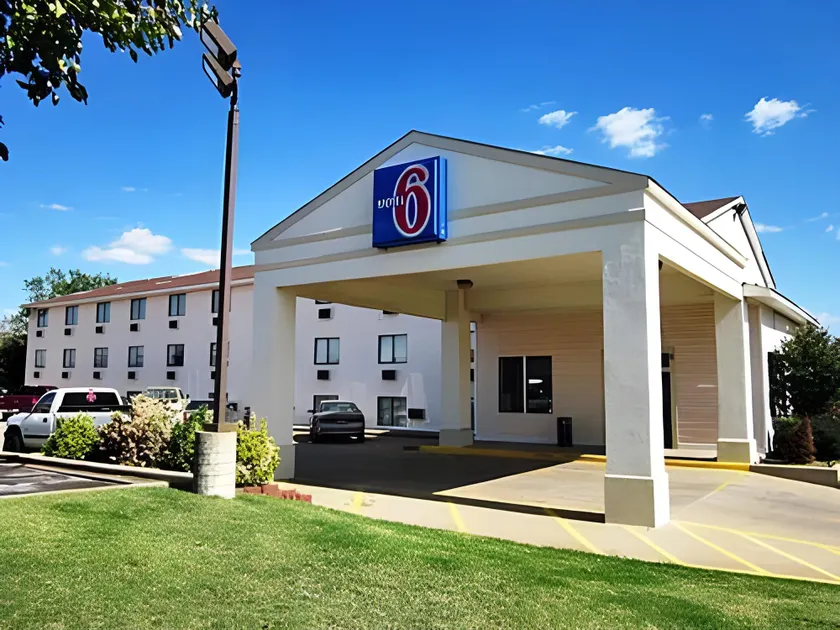 Quality Inn Ponca City - Image 1