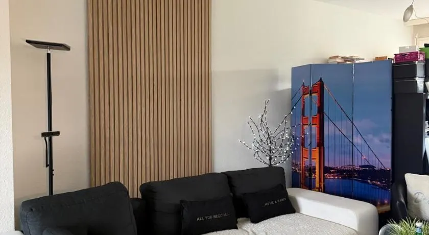 Double room and private bath in a shared flat, quiet, close to the UN and airport - Image 1