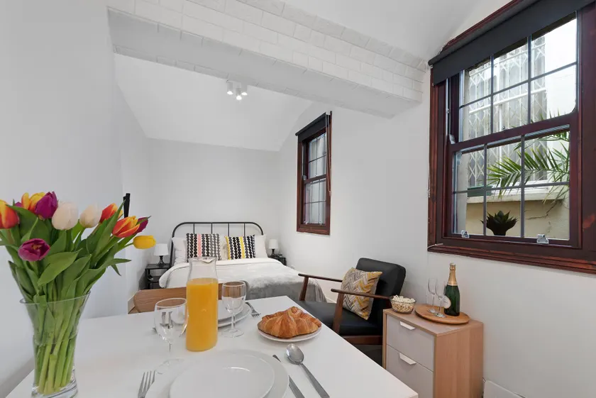 Cosy Little Venice Pied-à-Terre by MoreThanStays - Image 1