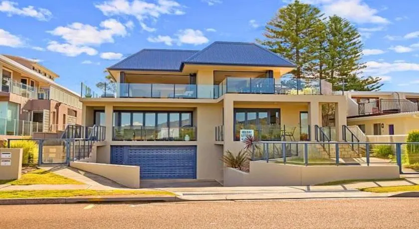 Luro 2 - Waterfront Luxury - Image 1