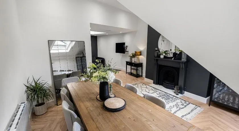 Princes Wharf, Stylish 2 Bed City Centre Apartment - Image 1