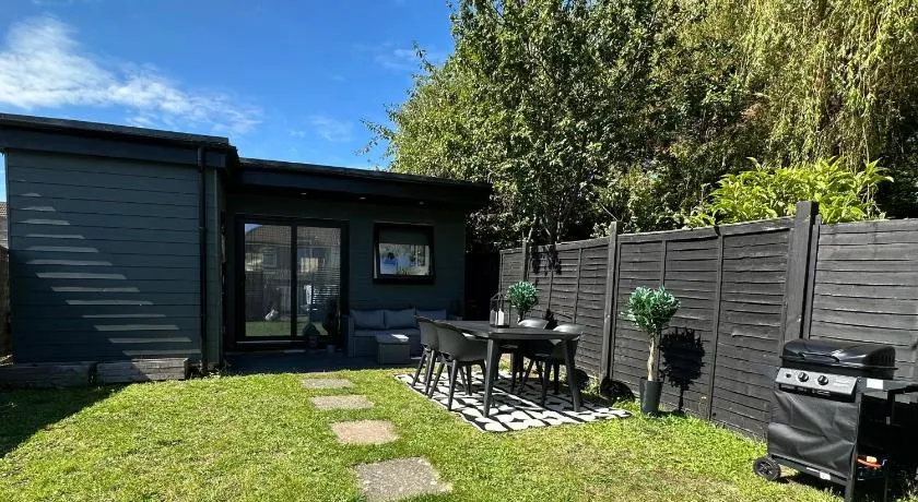 2 Bedroom Garden Studio in Cambridge City Centre with Parking - Image 1
