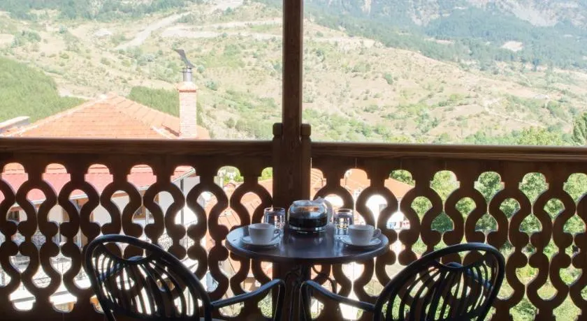 La Petri Studios with Fireplace & View - Image 1