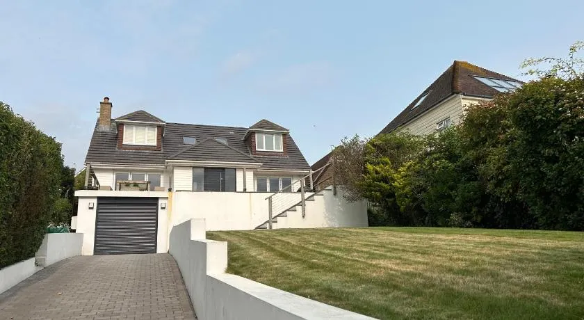 Sanctuary by the Sea with large room incl lounge area, bathroom, direct garden access & free parking - Image 1