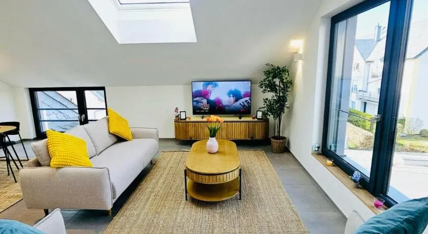 Spacious 3 bedroom with large terrace and parking-SHUT1 - Image 1