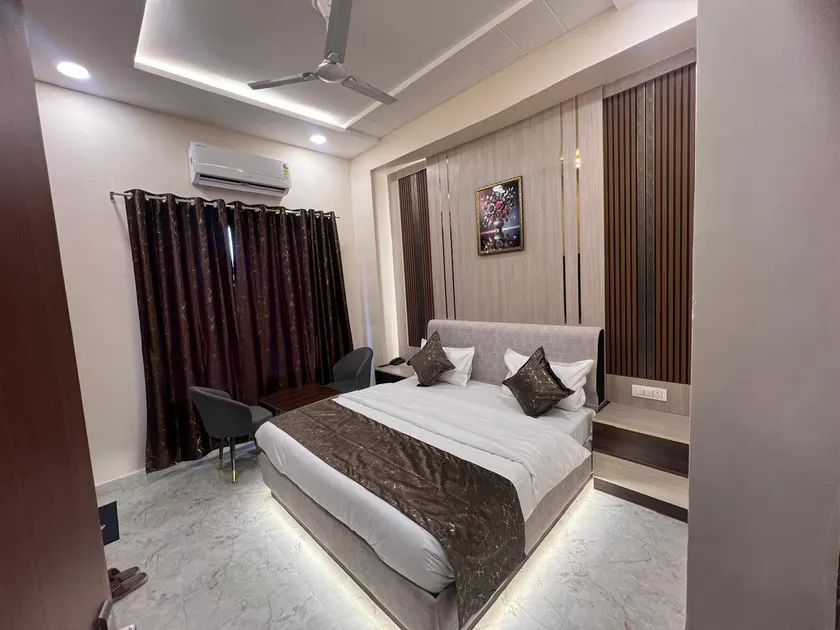 Hotel Highway Retreat - Image 1