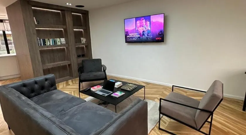 Contemporary 3-Bed Penthouse with River Views - Image 1