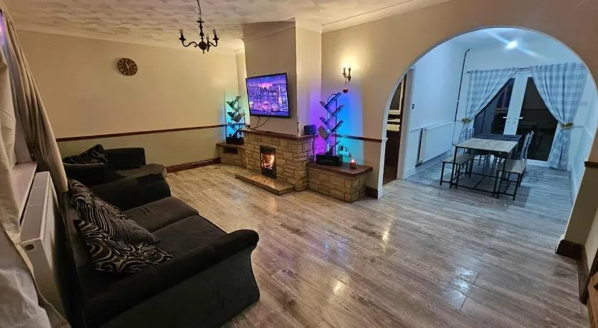 3-Bedroom Bungalow with Parking, Garden, WiFi & Jacuzzi Bath - Image 1