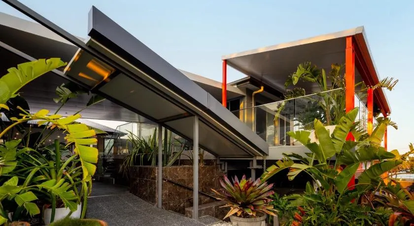 Striking Luxury Home with Garden & BBQ - Image 1