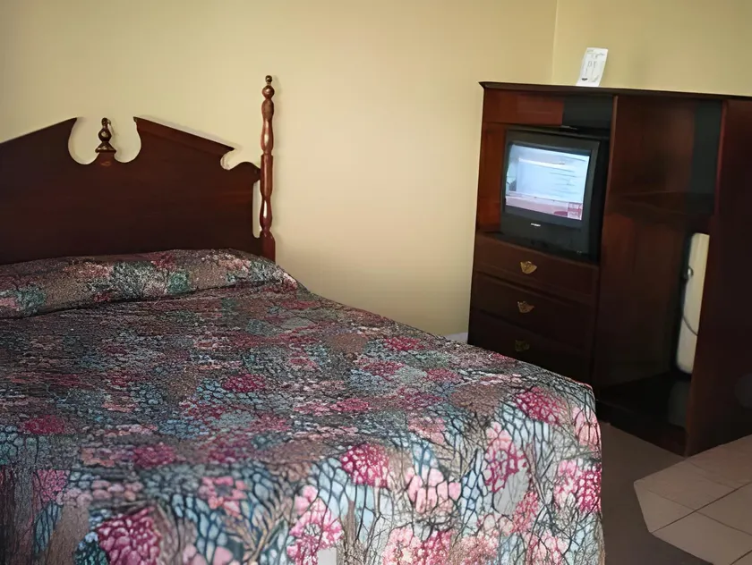 Economy Inn & Suites - Image 1