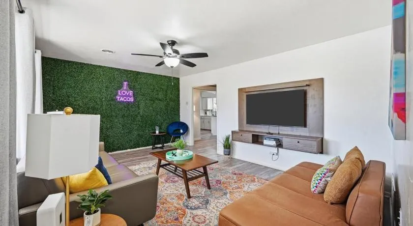 Funky Haus near Six Flags and ATT Stadium with Game & Movie room - Image 1